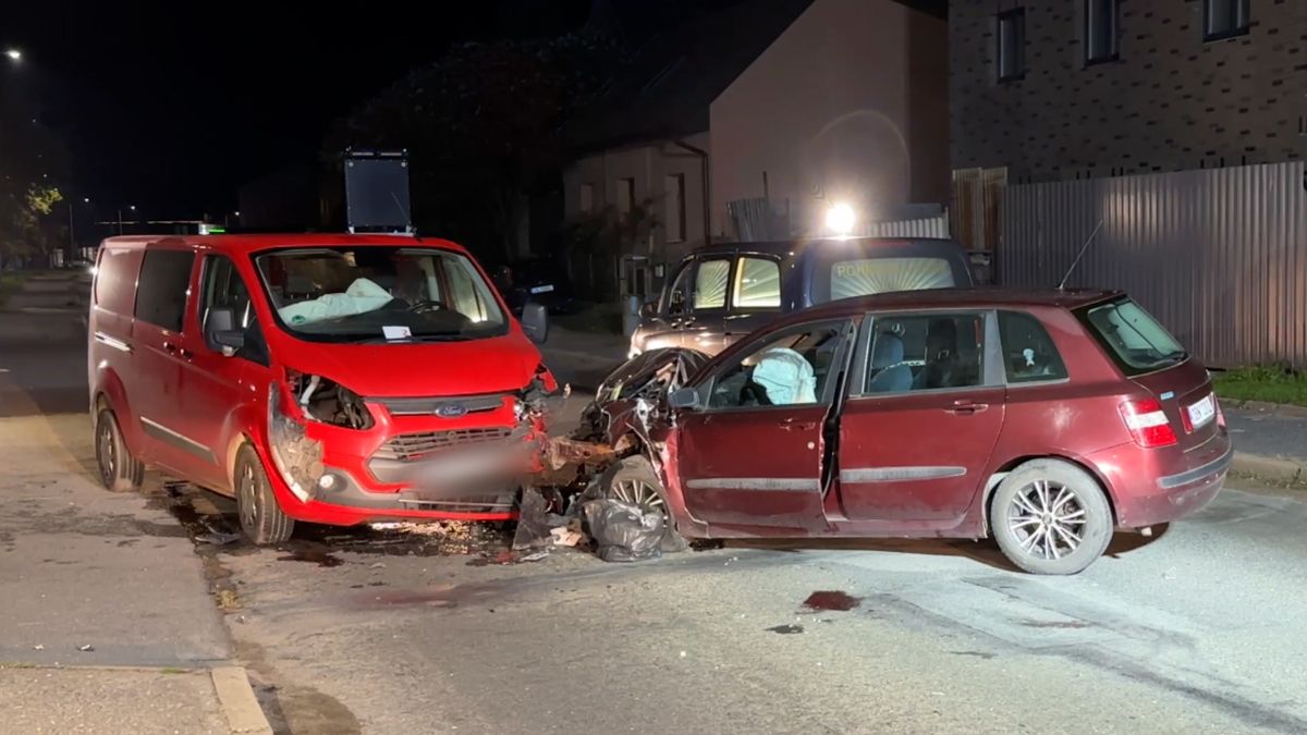 Čelní střet dvou aut na Mělnicku jeden z řidičů nepřežil